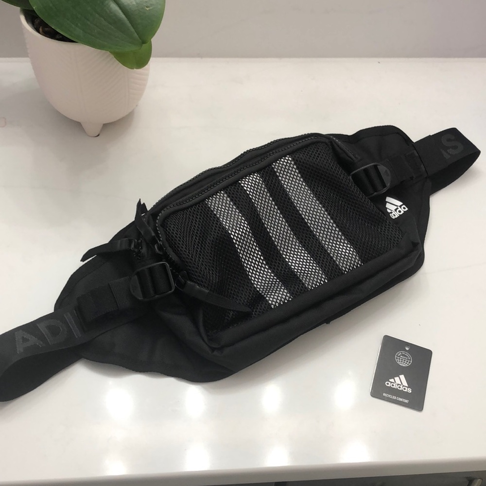 Adidas Amplifier cross body fannypack NWT